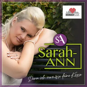 Denn ich vermisse deine Küsse” von Sarah-ANN – Sängerin in nachdenklicher Pose an Parkbank gelehnt
